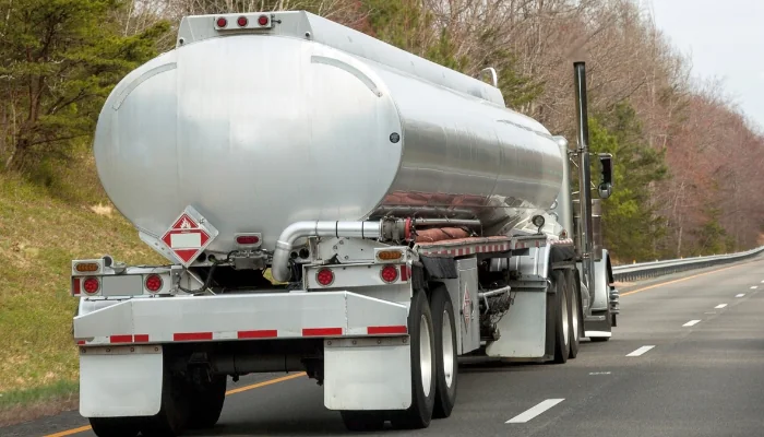 Transporte de combustíveis com segurança sendo representado por um caminhão de combustível.